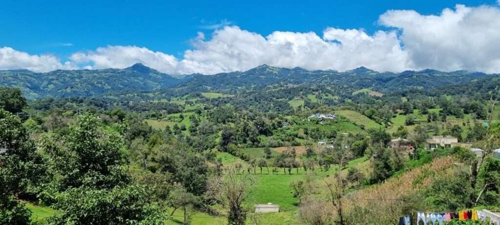 Hochlandpanorama mit Dorf – frisches Bergklima in Mexiko ideal für das Vivama Siedlungspriojekt