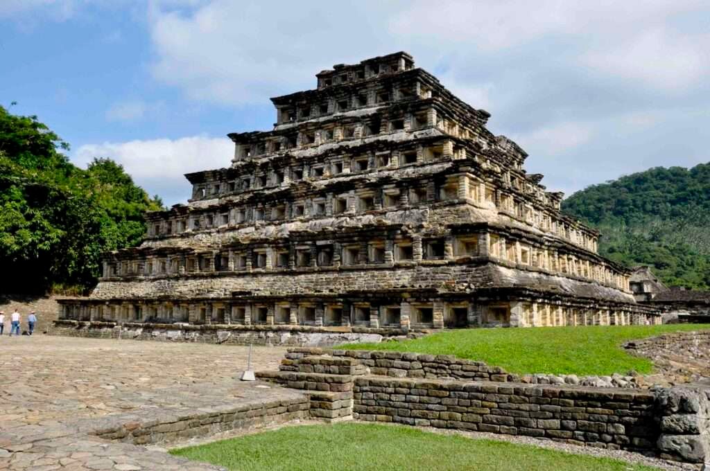 Pyramide der Nischen in den Ruinen von El Tajín, eine der herausragenden Bauwerke der Totonakenkultur in Mexiko