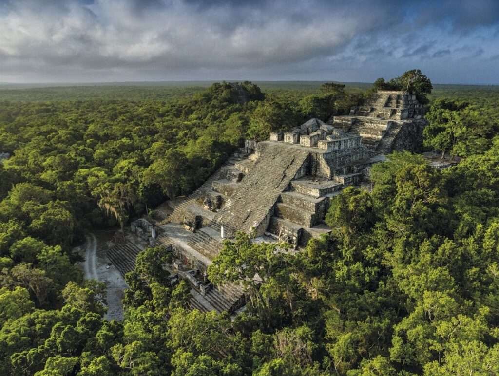 Struktur II der Ruinen von Calakmul aus der Vogelperspektive fotografiert