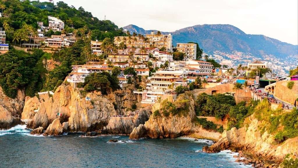 Wohnhäuser auf den Felsen von Acapulco mit Blick auf das Meer