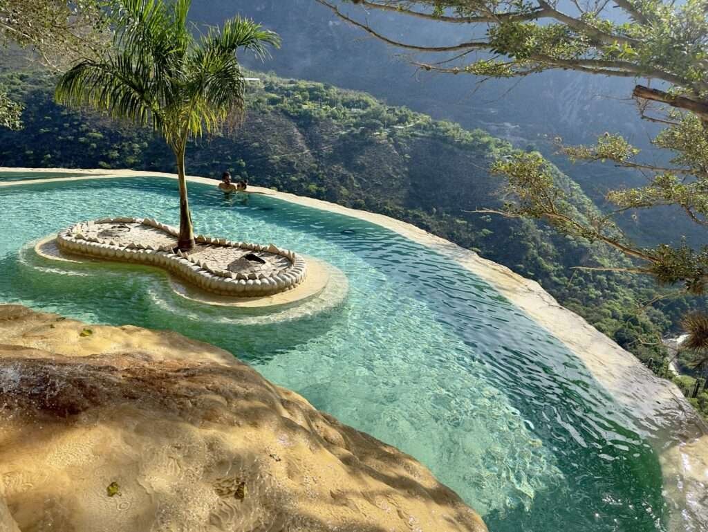 Thermalquellen in Mexiko bei den Grutas de Tolantongo in Hidalgo mit Becken und Felswand