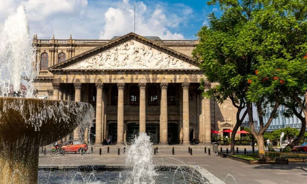 Das historische Teatro Degollado in Guadalajara in Mexiko mit Brunnen im Vordergrund