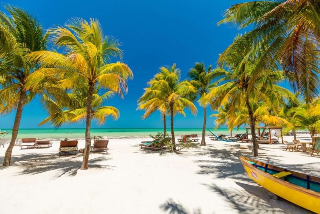 Strand auf Holbox Mexiko mit Palmen, Hängematten und türkisblauem Wasser