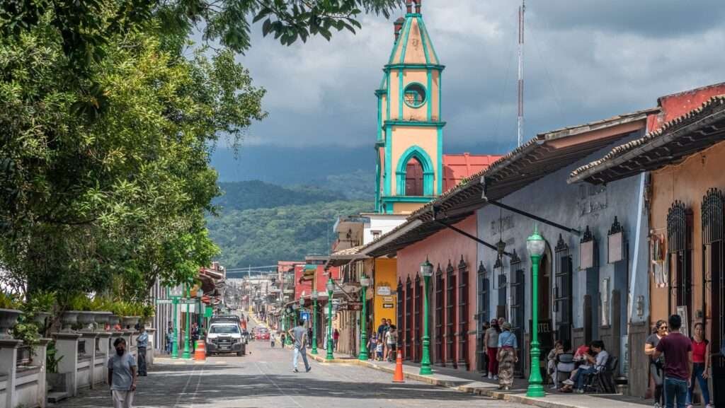 Straße mit Vulkanblick in Coatepec bei Xalapa – wie viel kostet das Leben in Mexiko wirklich