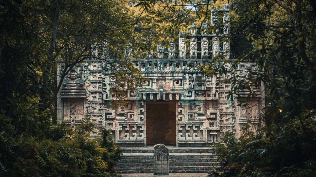 Die Ruinen von Calakmul liegen tief im Dschungel und gehören zu den größten Ruinen und Pyramiden in Mexiko