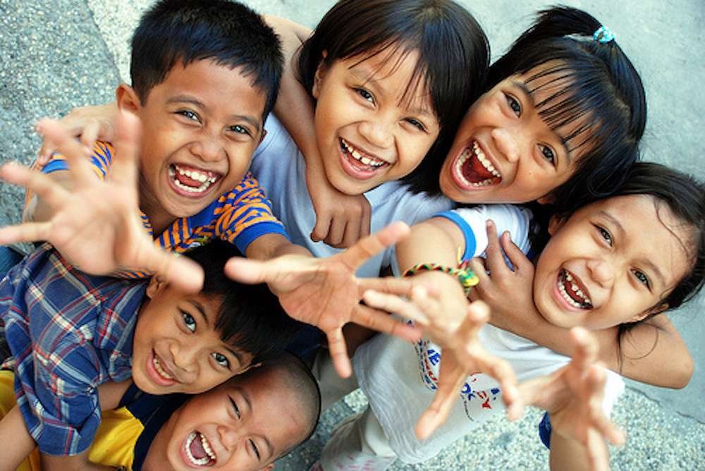 Gruppe mexikanischer Kinder lacht und spielt zusammen – pure mexikanische Kultur und Lebensfreude