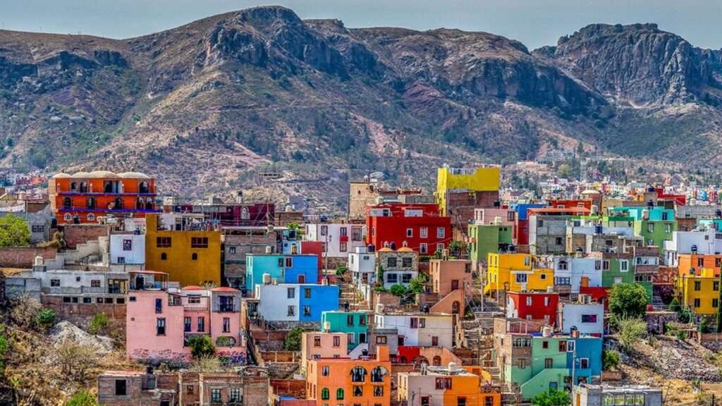Leben in Guanajuato – bunte Häuser vor karger Berglandschaft