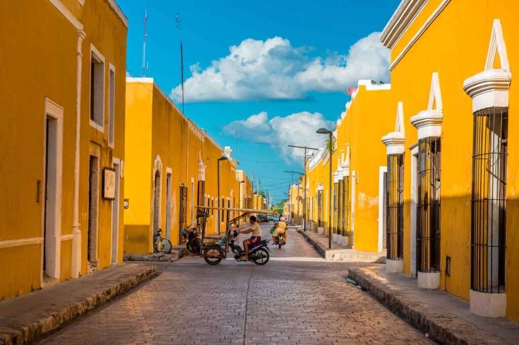 Gelbe Kolonialgebäude und Tricycles in Izamal, Yucatán – eines der farbenprächtigsten Pueblos Mágicos