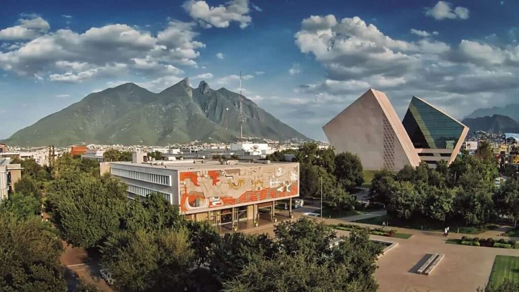 Studieren in Mexiko – Campus des Tec de Monterrey mit moderner Architektur