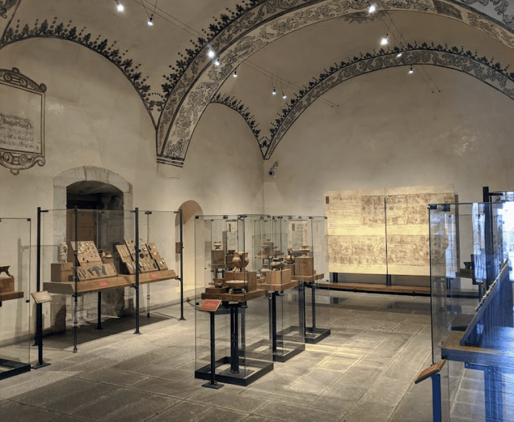 Innenaufnahme des Museo de las Culturas de Oaxaca mit antiken Artefakten, kulturellen Hochburgen Mexikos