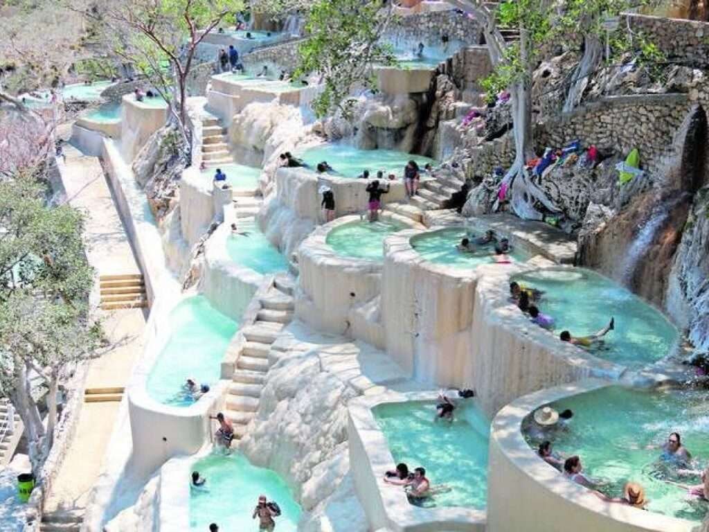 Thermalquellen in Mexiko – Besucher entspannen in gestuften Pools in Hidalgo