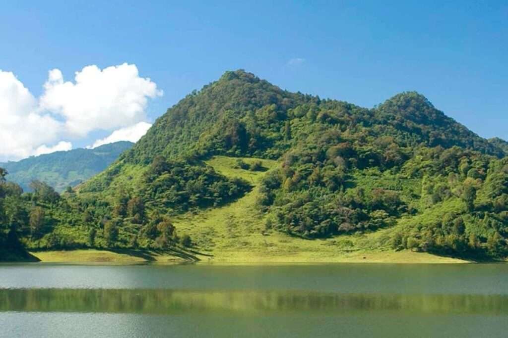 Waldsee in Mexiko mit Kiefernwald – starke Ähnlichkeiten zwischen Mexiko und Deutschland