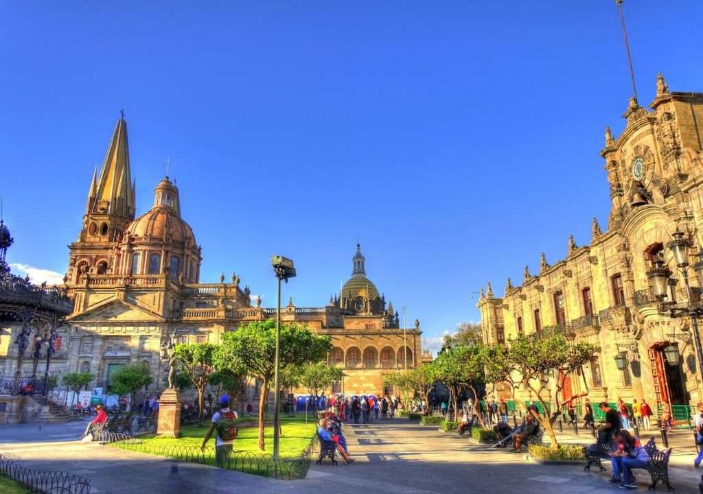 Helles Stadtbild des historischen Zentrums von Guadalajara in Mexiko mit Kathedrale und Regierungsgebäuden