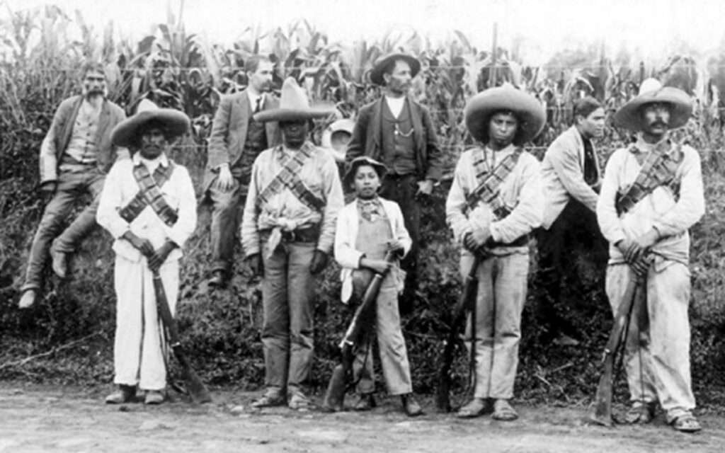 Bewaffnete Bauern vor Maisfeld – mexikanische Revolution