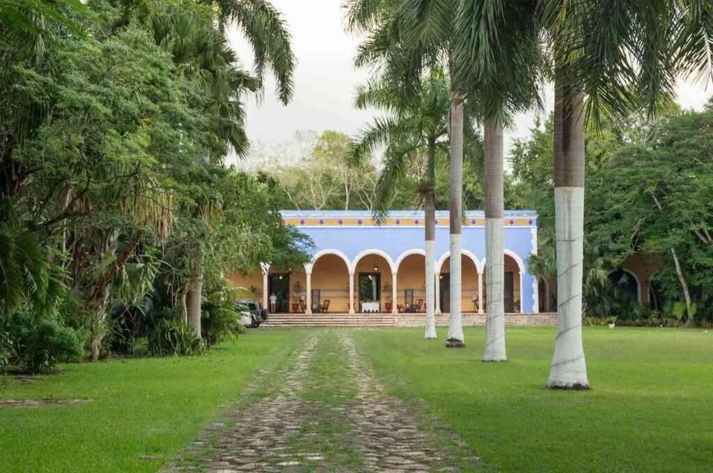 Historische Hacienda im tropischen Grün – Beispiel für Grundstücke mit Geschichte und Potenzial zur Selbstversorgung in Mexiko