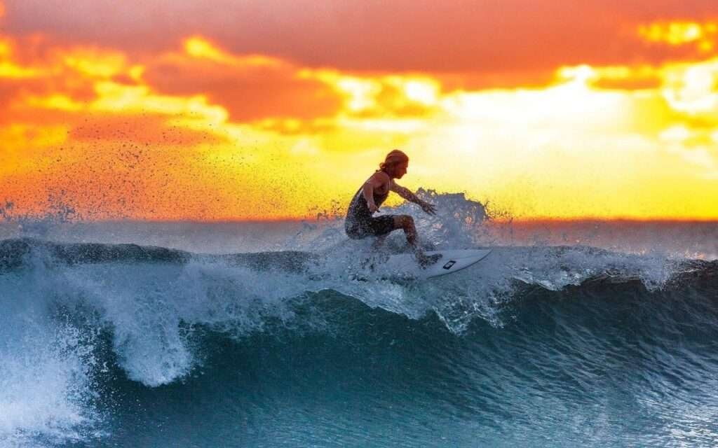 Surfer beim Sonnenuntergang an einem der traumhaftesten mexikanischen Surfspots