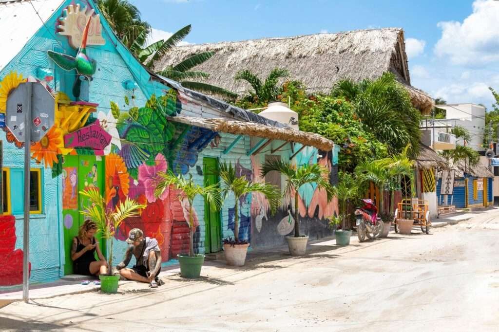 Streetart und bunte Häuser auf Holbox Mexiko im Zentrum der Insel