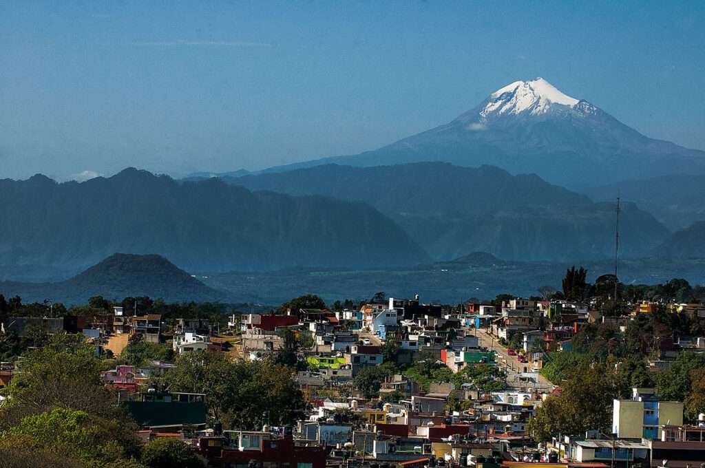Lebenshaltungskosten in Mexiko – Stadtblick auf Xalapa mit dem Pico de Orizaba