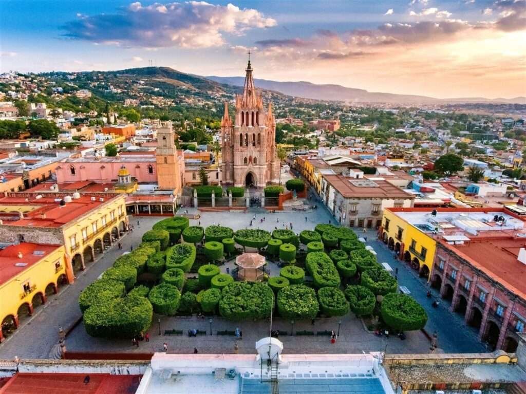 Zentraler Platz mit gepflegter Parkanlage vor der Kathedrale – ein typisches Bild für das Leben in San Miguel de Allende.