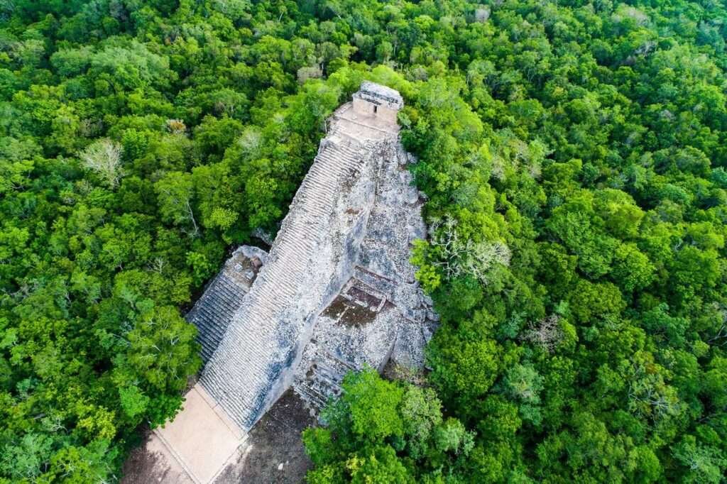 Luftaufnahme der Ruinen von Cobá in Mexiko, umgeben vom dichten Dschungel von Quintana Roo