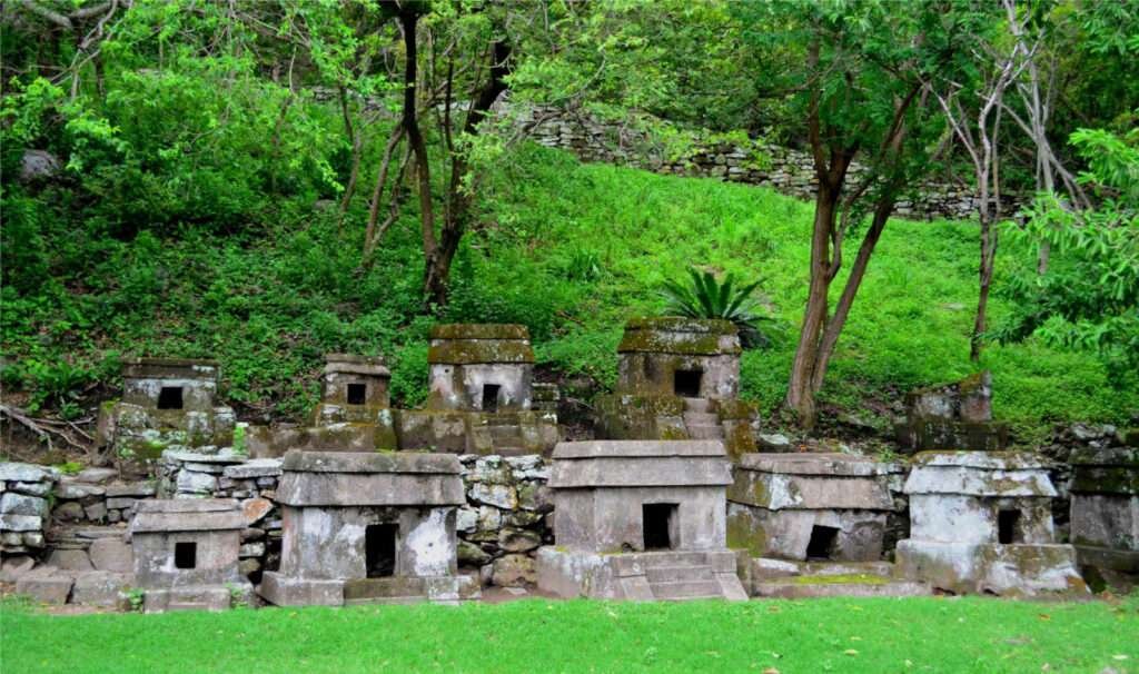 Mehrere Tempelruinen im Dschungel von Quiahuiztlán – Quiahuiztlán & San Juan de Ulúa