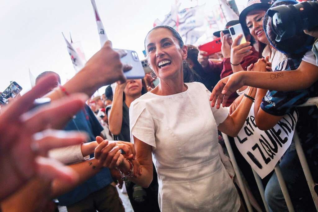 Claudia Sheinbaum begrüßt ihre Anhänger bei einer Wahlveranstaltung