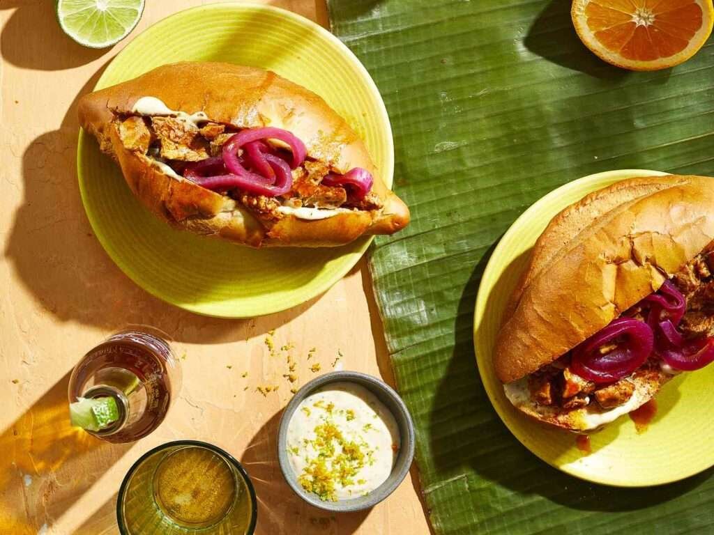 Cochinita Pibil Torta mit Schweinefleisch, roten Zwiebeln und Limette auf Bananenblatt serviert