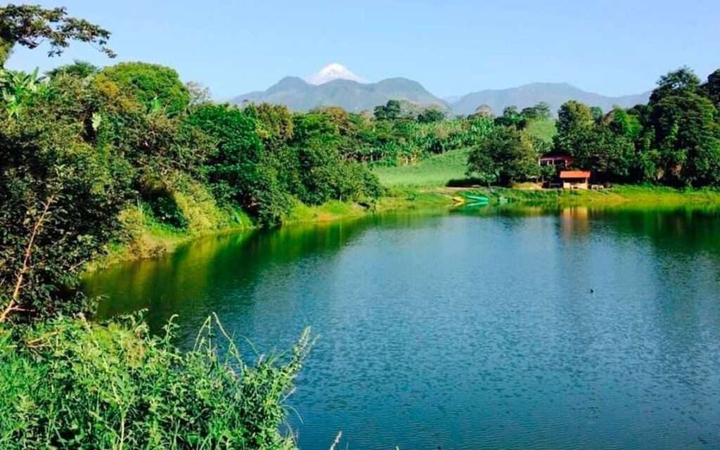 Tropische Lagune mit Blick auf den schneebedeckten Pico de Orizaba in Veracruz Mexiko