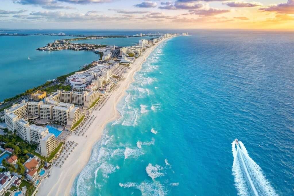 Luftaufnahme von Cancún und der Riviera Maya – modernes Zentrum von Quintana Roo
