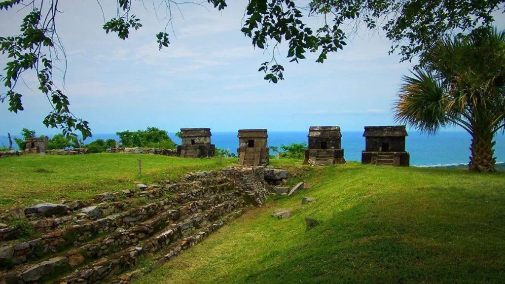 Ruinenreihe mit Palmen und Meerblick in Quiahuiztlán – Quiahuiztlán & San Juan de Ulúa