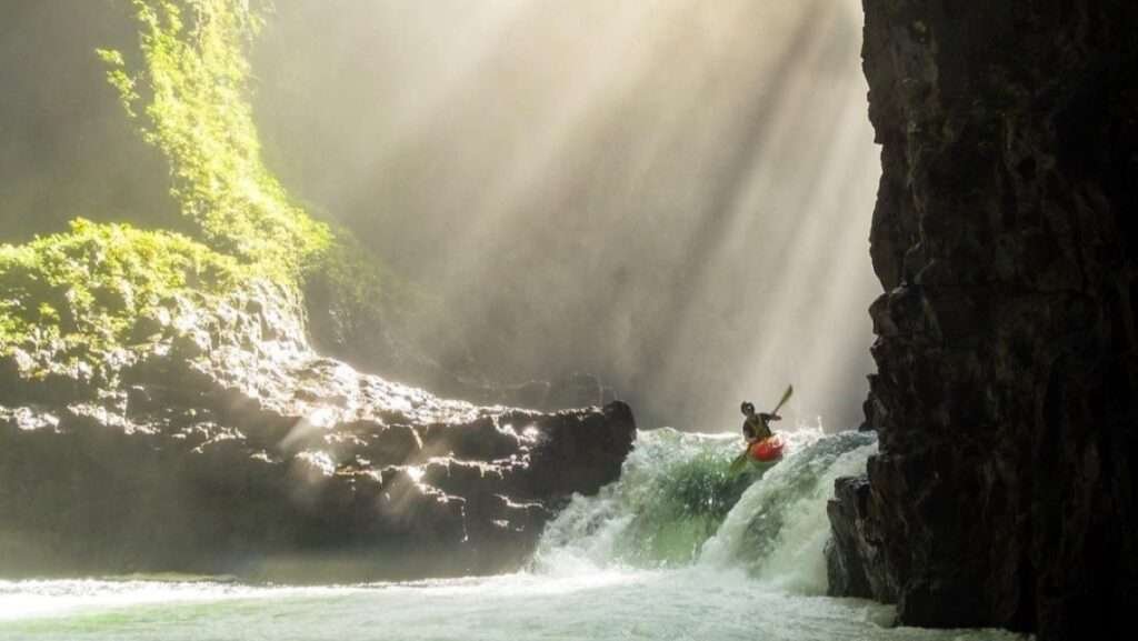 Kajakfahrer in der spektakulären El Encanto-Schlucht in Veracruz Mexiko