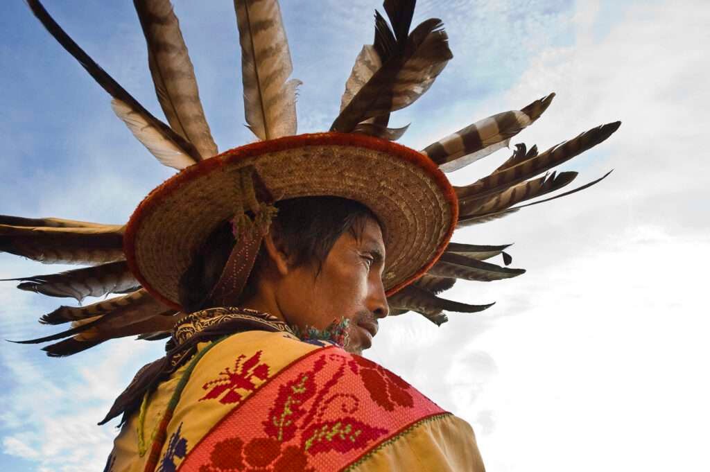 Huichol-Schamane mit Federhut bei einem Ritual in Schamanismus in Mexiko