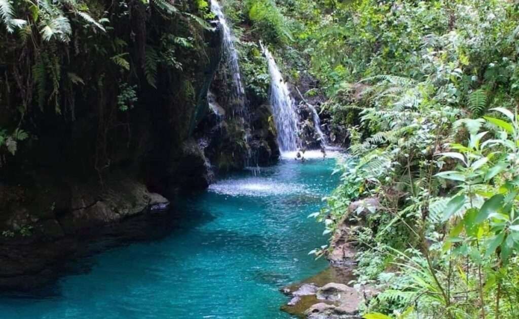 Versteckter Wasserfall mit türkisblauem Naturpool in Veracruz Mexiko