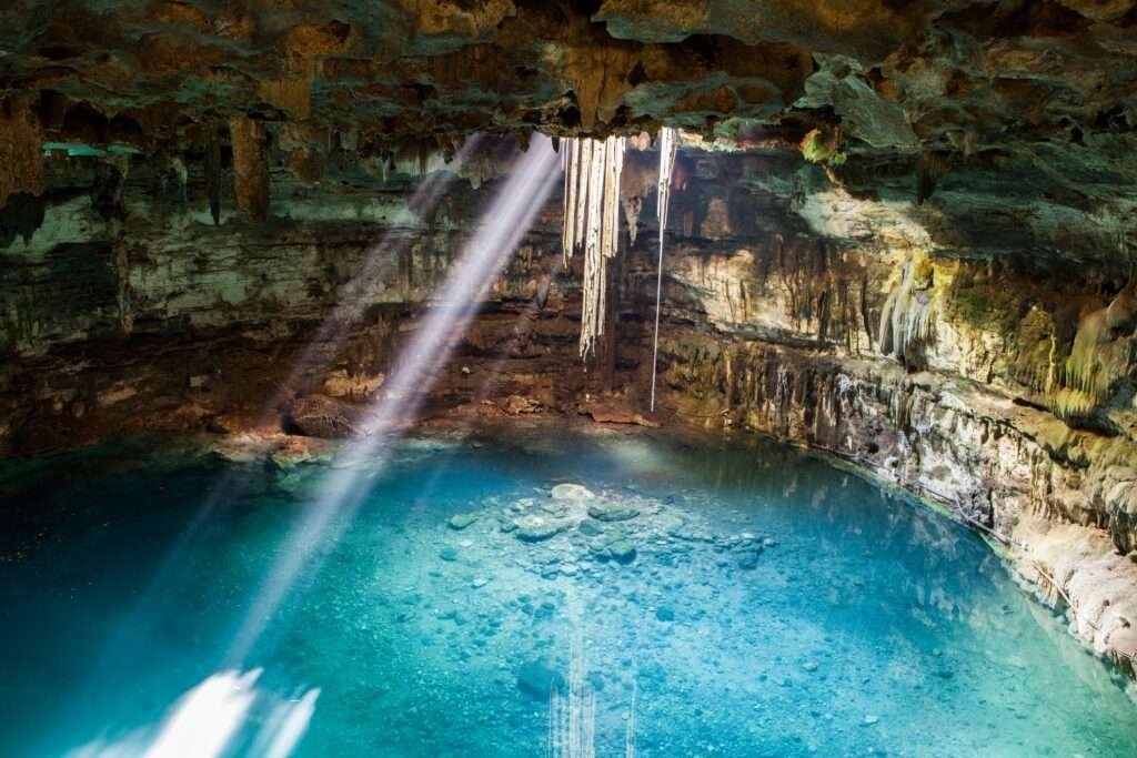 Tiefblauer Cenote mit Lichtstrahlen – unterirdisches Highlight in Quintana Roo