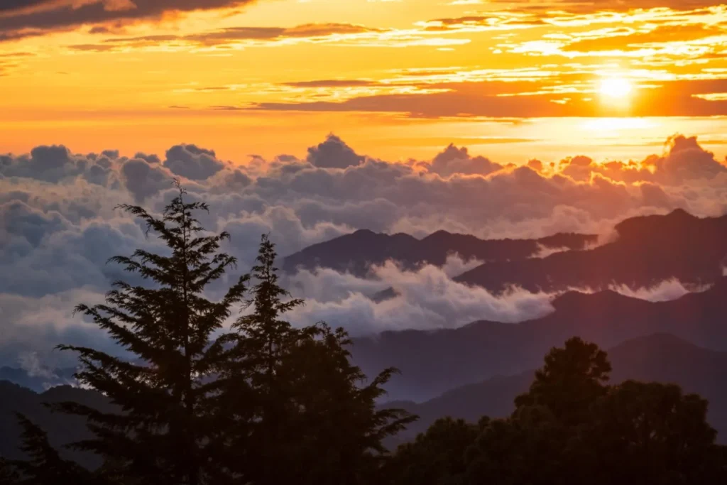 Sonnenuntergang über den Bergen von Oaxaca Mexiko mit Wolkenmeer