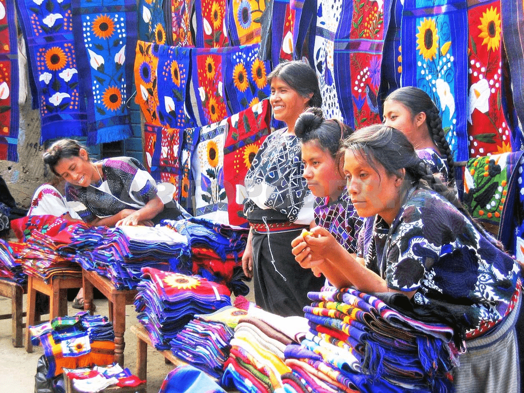 Markt in San Cristóbal de las Casas mit buntem indigener Kunsthandwerk