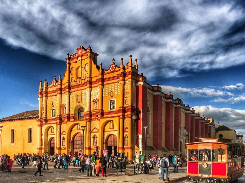 Die Kathedrale von San Cristóbal de las Casas mit ihrem markanten gelb-roten Barockstil
