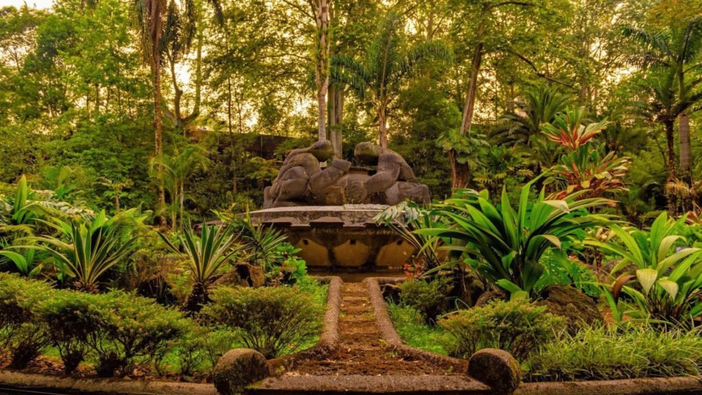Präkolumbianische Steinskulpturen im botanischen Garten von Xalapa Veracruz Mexiko