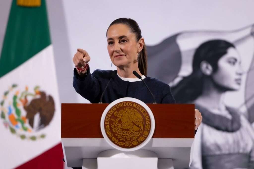 Claudia Sheinbaum spricht am Rednerpult mit dem Wappen der Vereinigten Mexikanischen Staaten