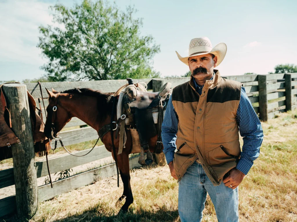 Ein mexikanischer Cowboy mit Hut steht neben seinem Pferd – er verkörpert die Möglichkeit, Fast kostenlos Grundstücksbesitzer in Mexiko werden zu können