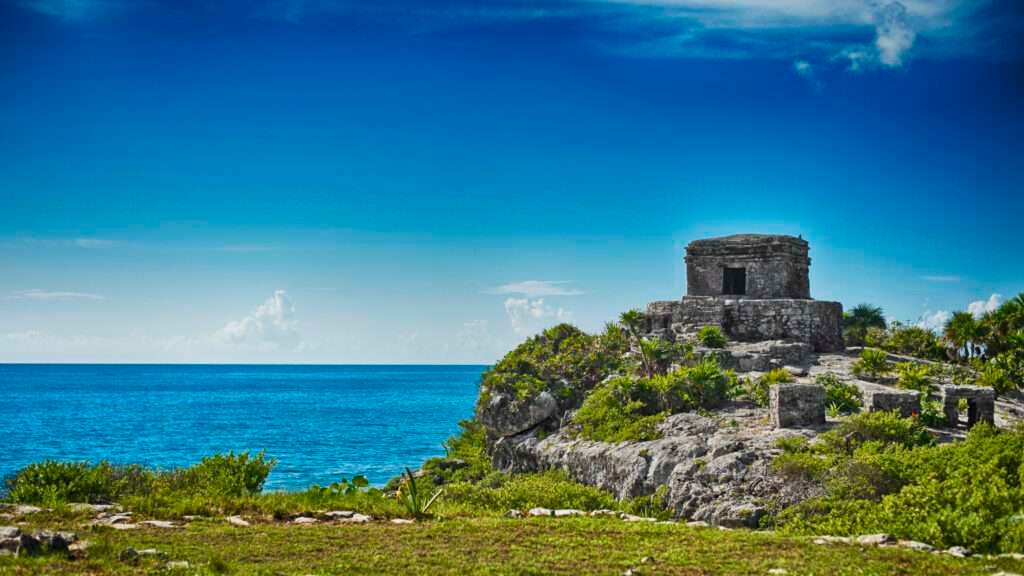 Steinruinen der Maya in Tulum mit Blick aufs Meer – Symbolbild für Quintana Roo