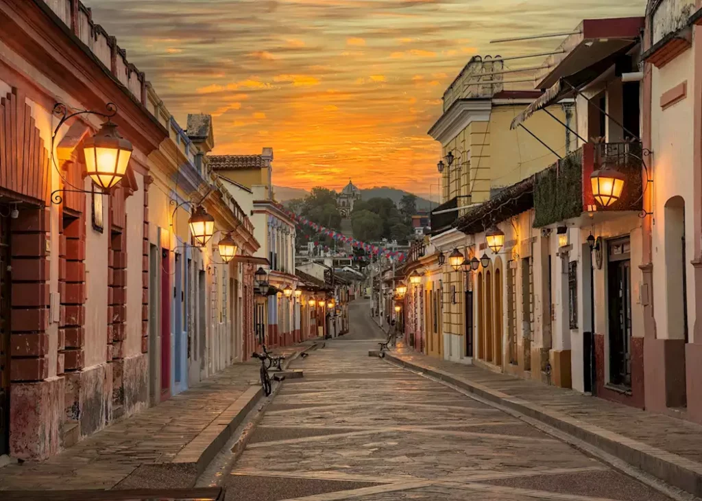 Historisches Zentrum von San Cristóbal de las Casas bei Sonnenuntergang