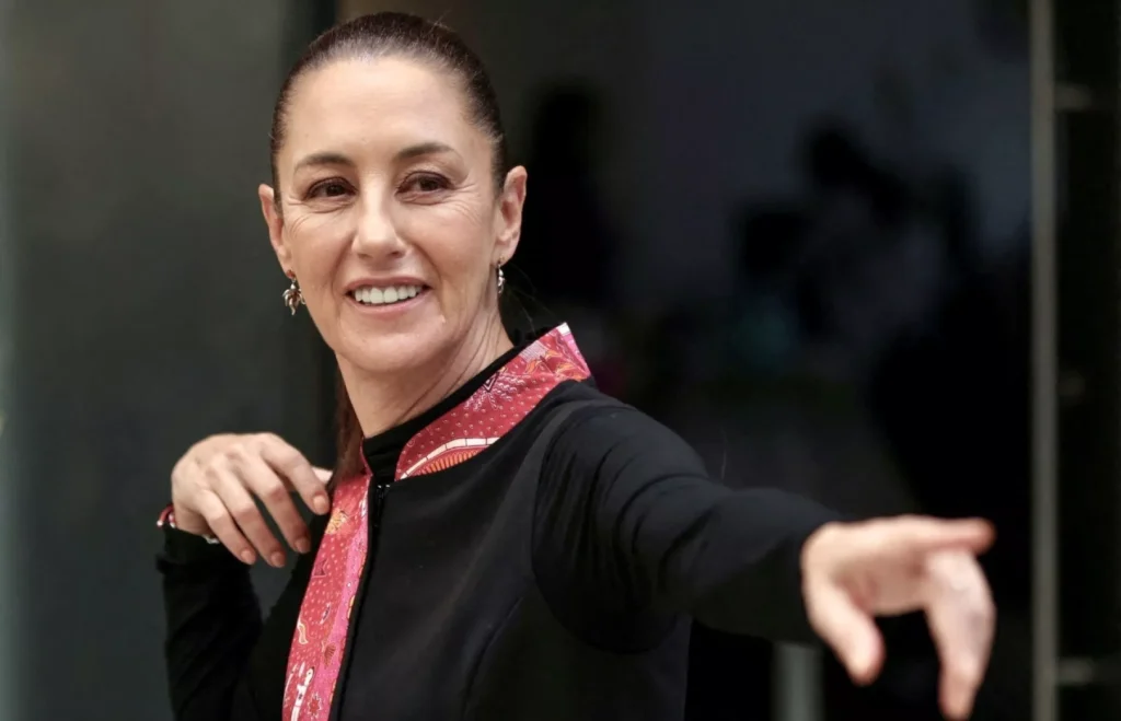 Claudia Sheinbaum lächelt während eines öffentlichen Auftritts in Mexiko-Stadt