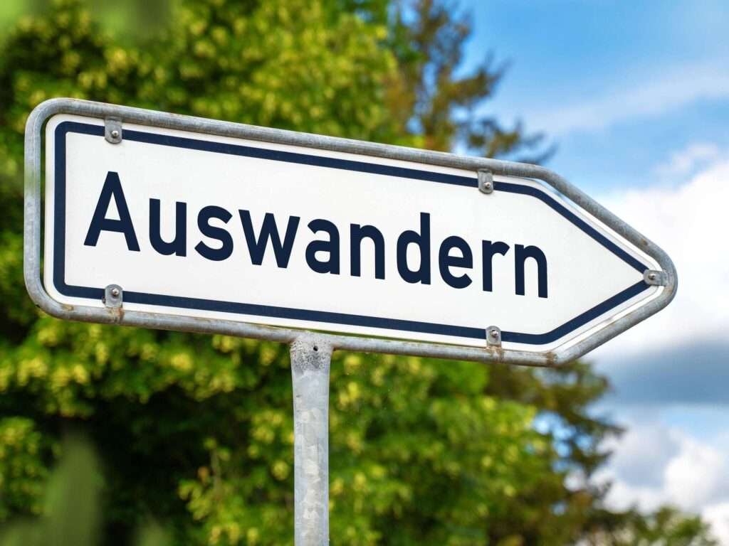 Straßenschild mit dem Wort „Auswandern“ – Symbolbild für Warum viele Menschen nie auswandern